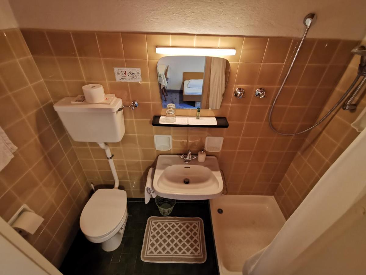 Single Room Bathroom,1664666759:JPEG