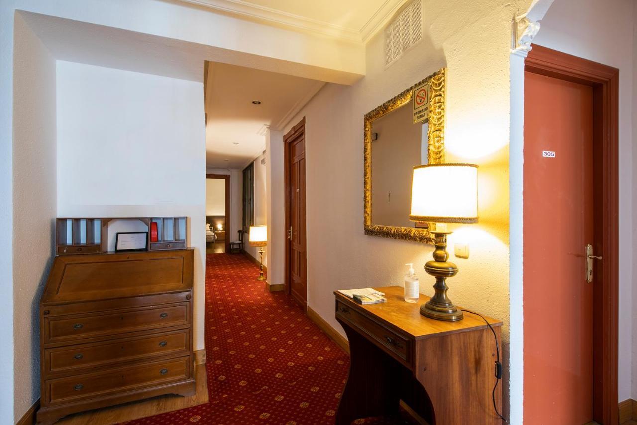 Standard Twin Room with Shared Bathroom,1096352952:JPEG