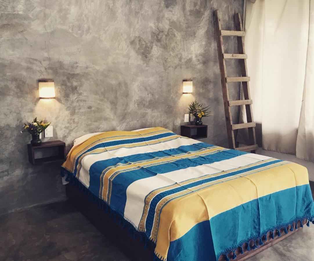 Zimmer mit Queensize-Bett und Poolblick