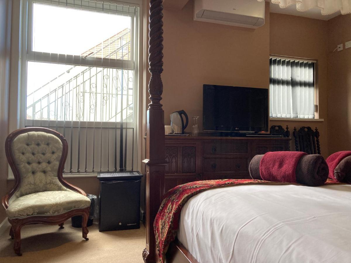 Deluxe Room Four-Poster Bed