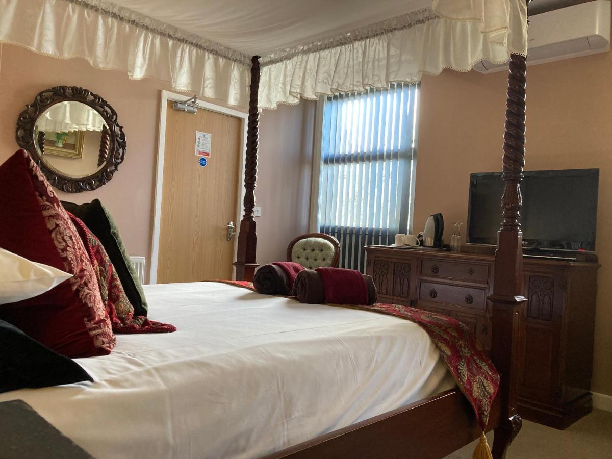 Deluxe Room Four-Poster Bed