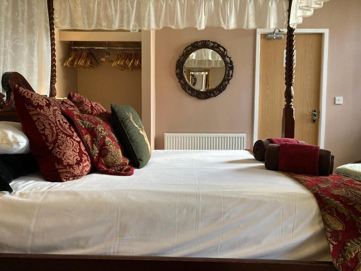 Deluxe Room Four-Poster Bed