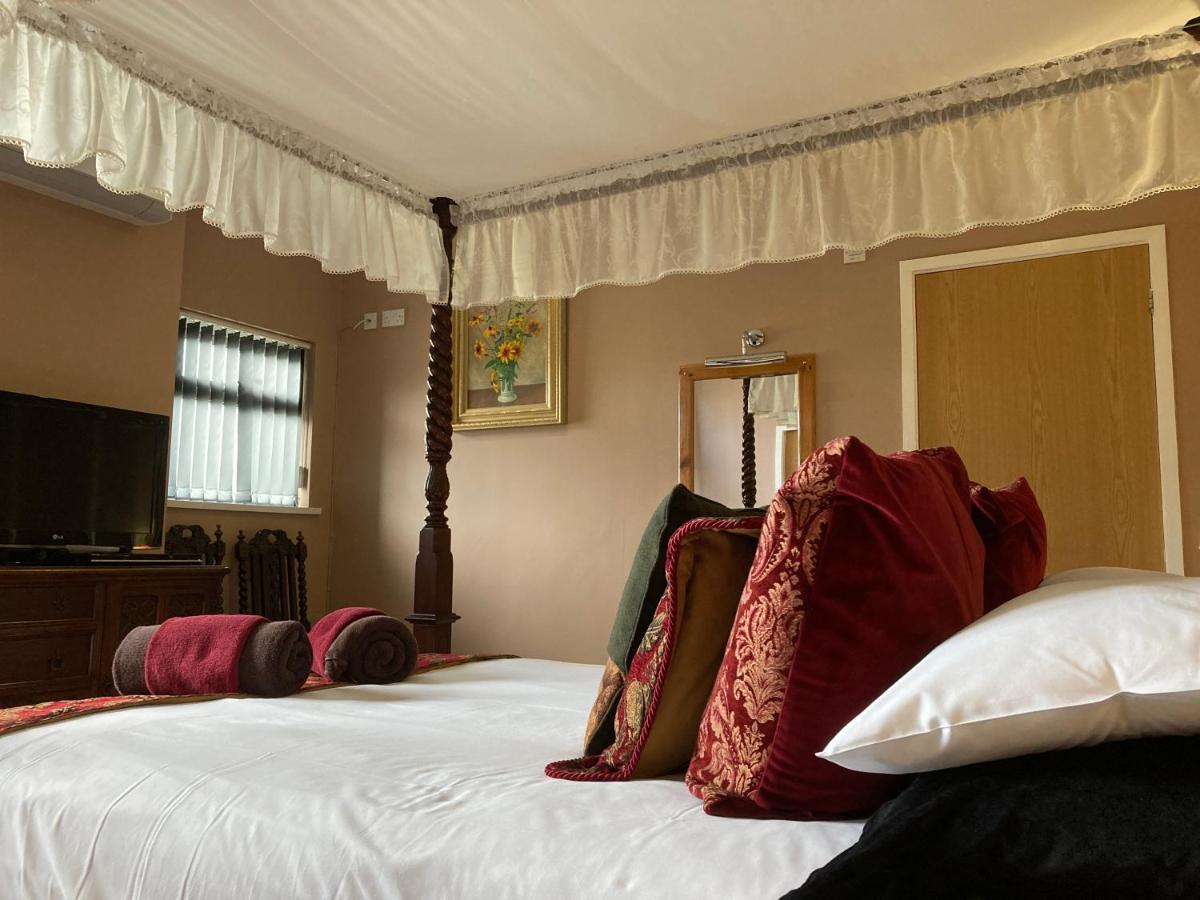 Deluxe Room Four-Poster Bed