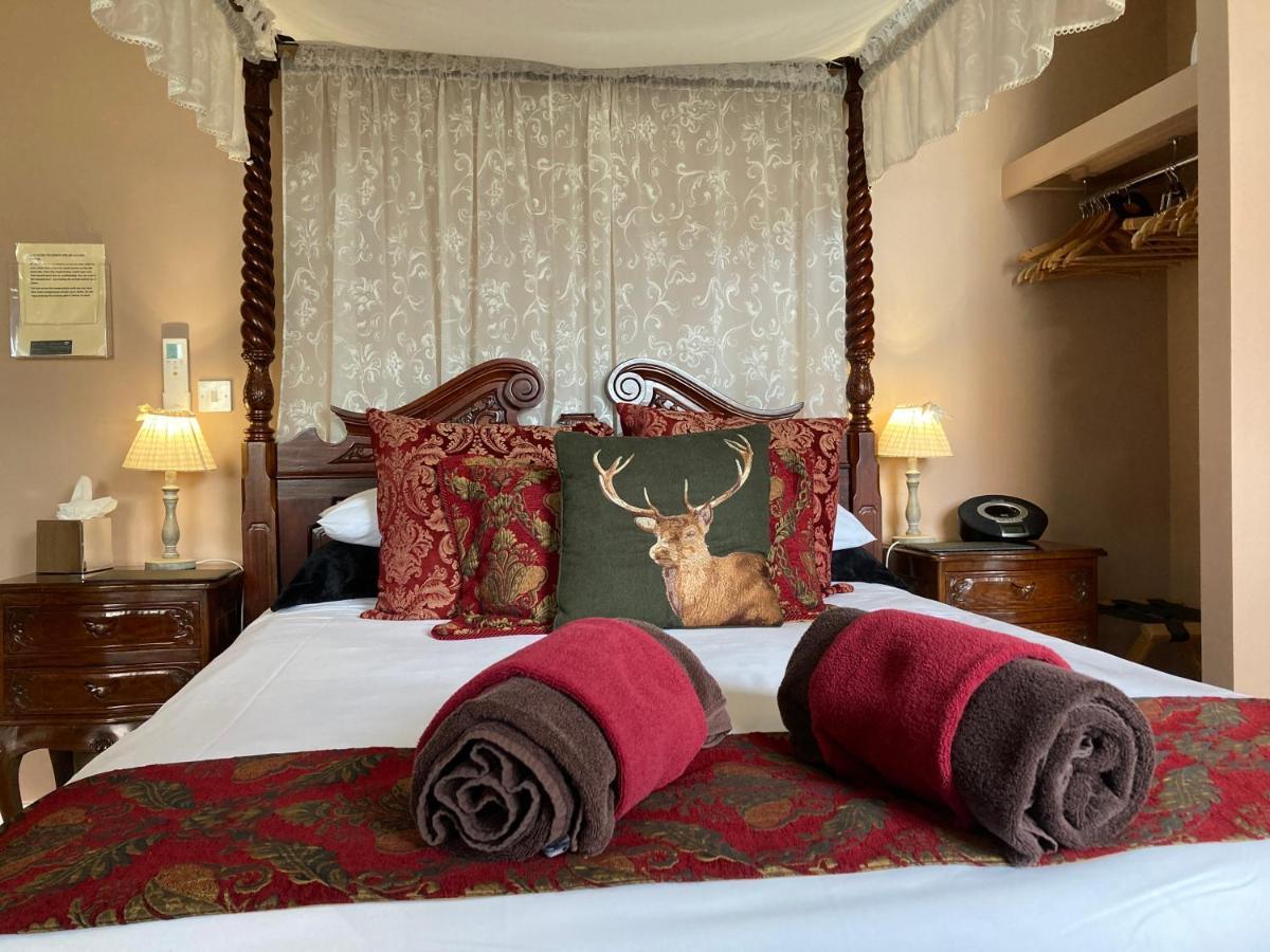 Deluxe Room Four-Poster Bed