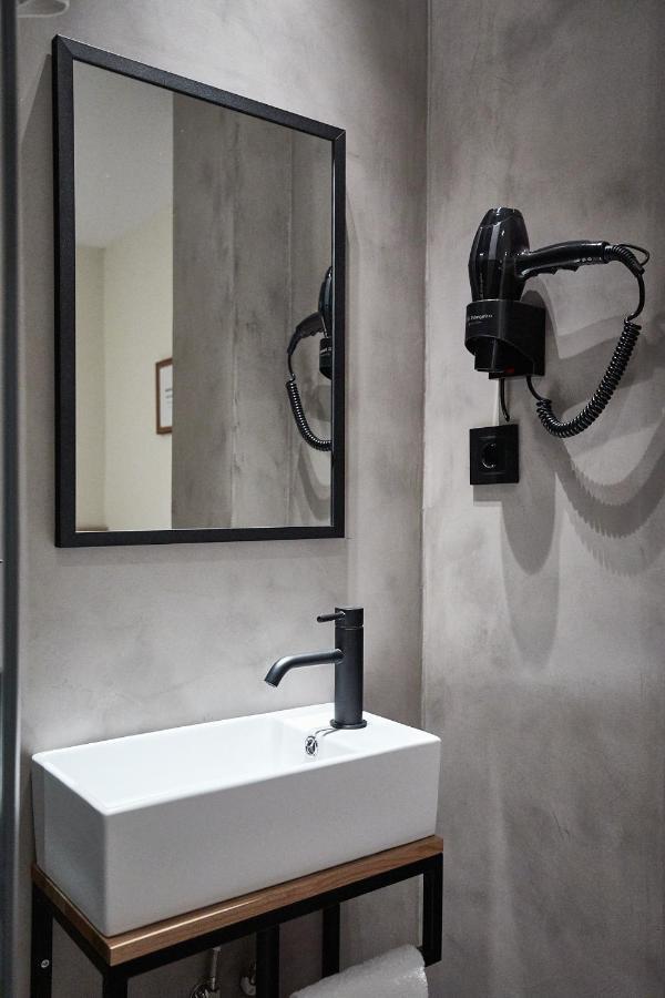 Standard Single Room Shower