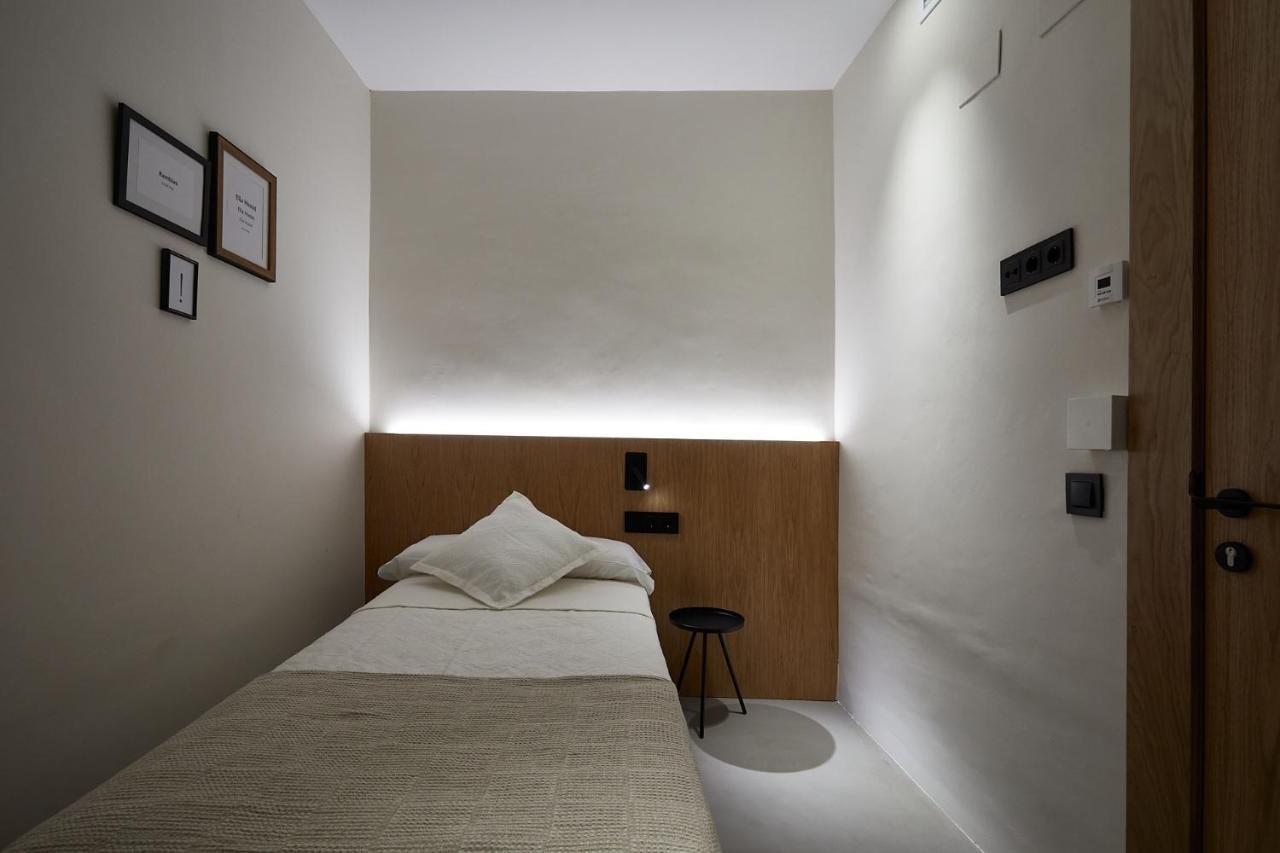Standard Single Room Shower