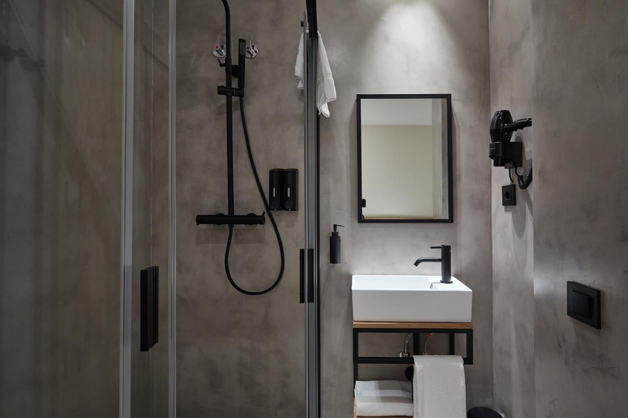 Standard Single Room Shower