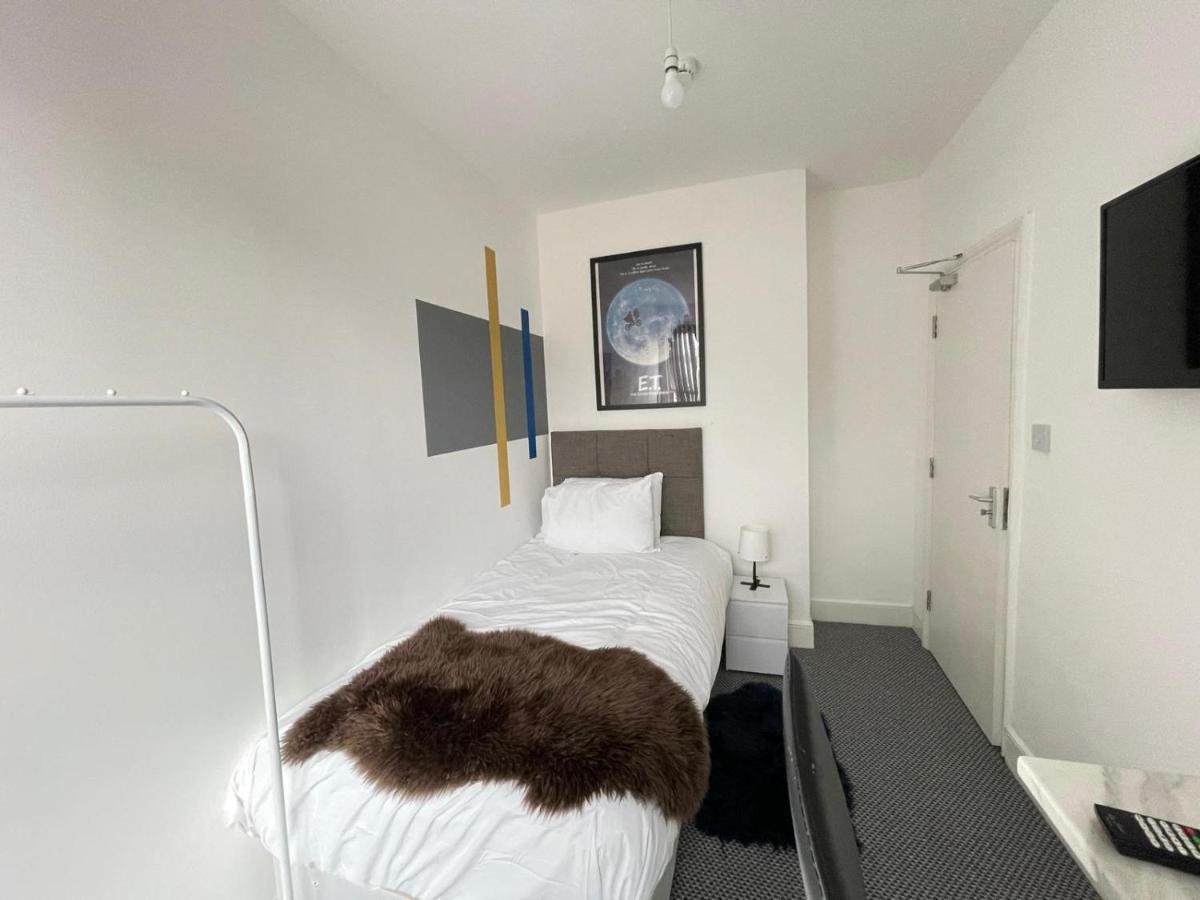 Single Room with Shared Bathroom,1262710996:JPEG