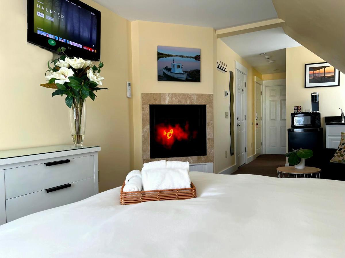 King Private Bath Fireplace