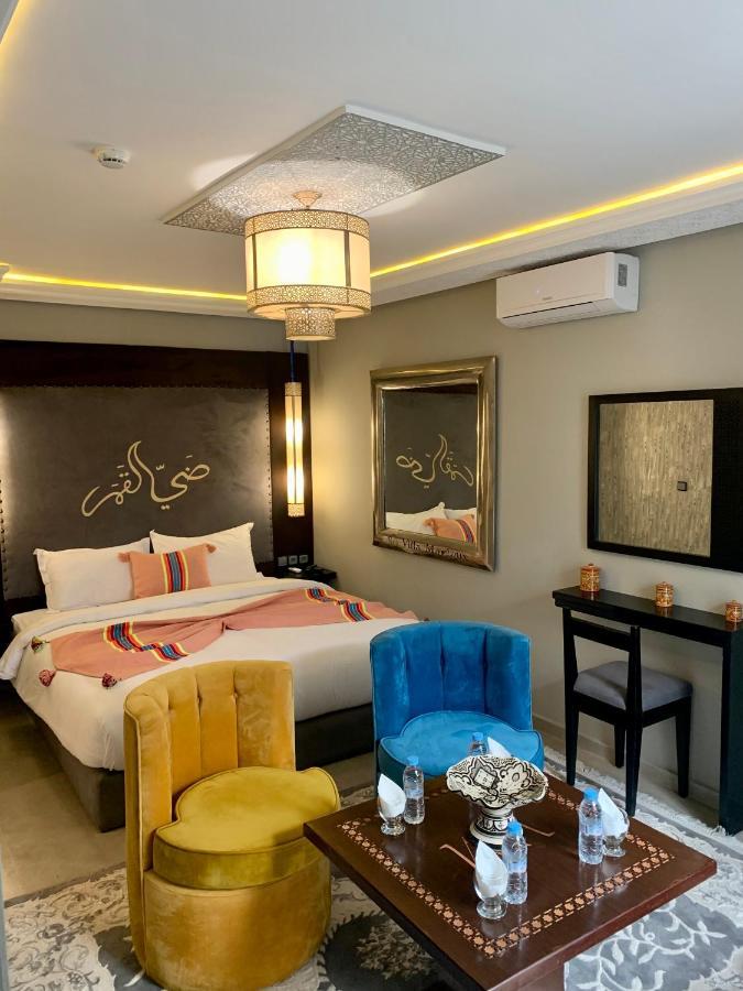 Habitación con cama extragrande y balcón