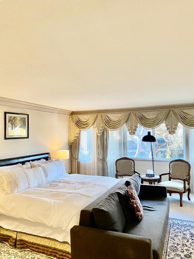 Deluxe King Suite