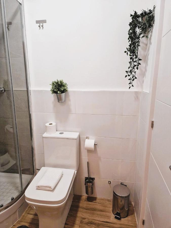 Small Single Room,1381155449:JPEG