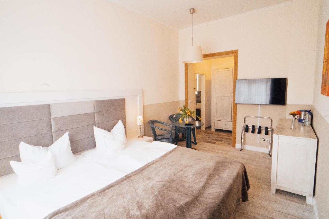Small Double Room,1392728261:JPEG