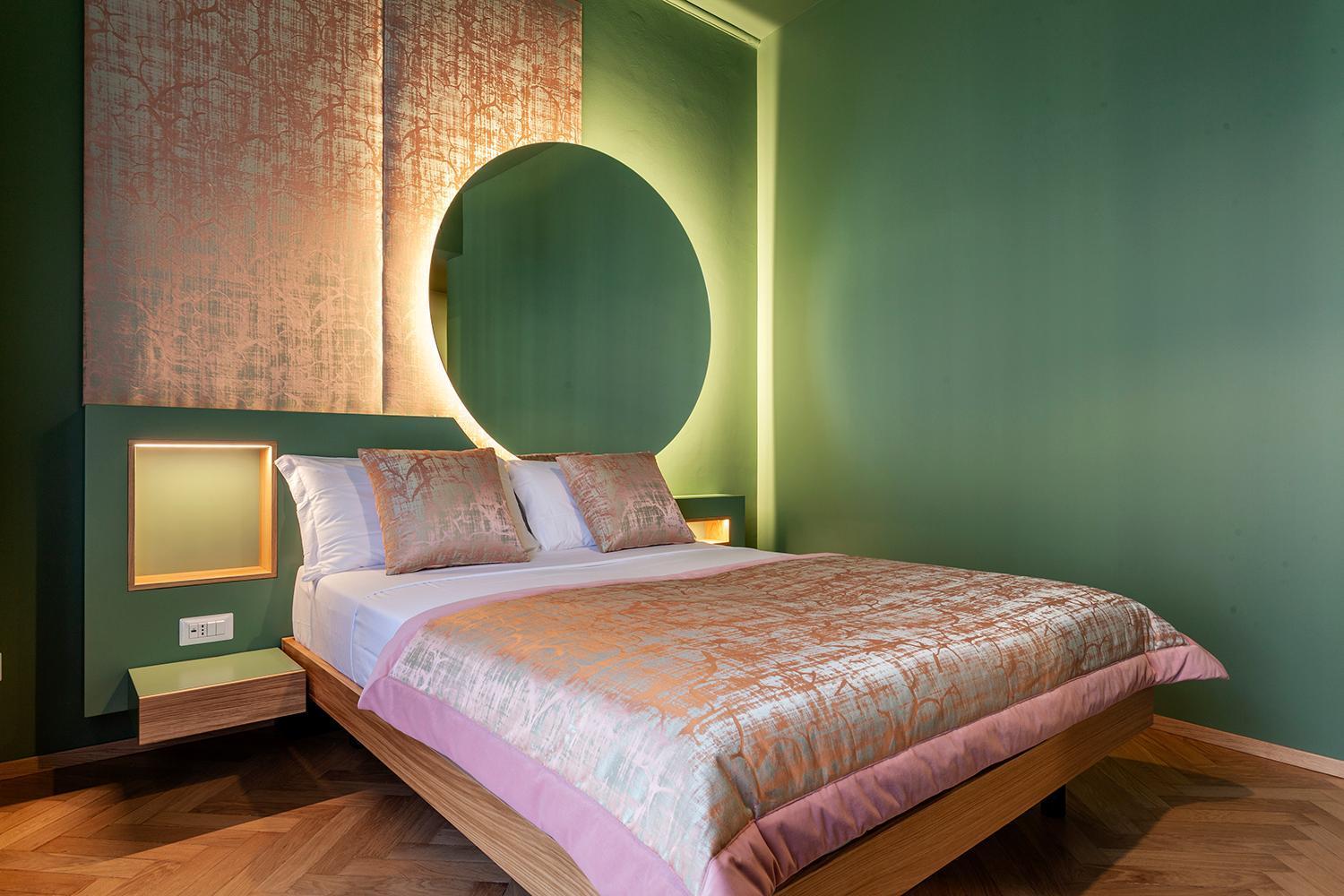 Habitación con cama grande y balcón