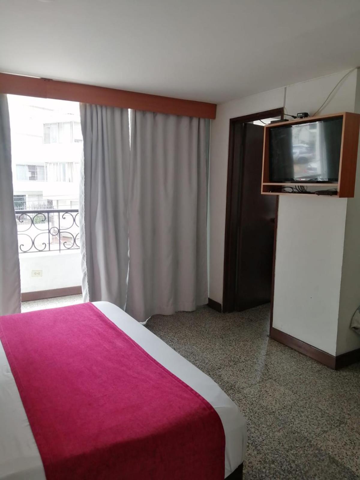 Habitación Doble con balcón (2 adultos + 1 niño)