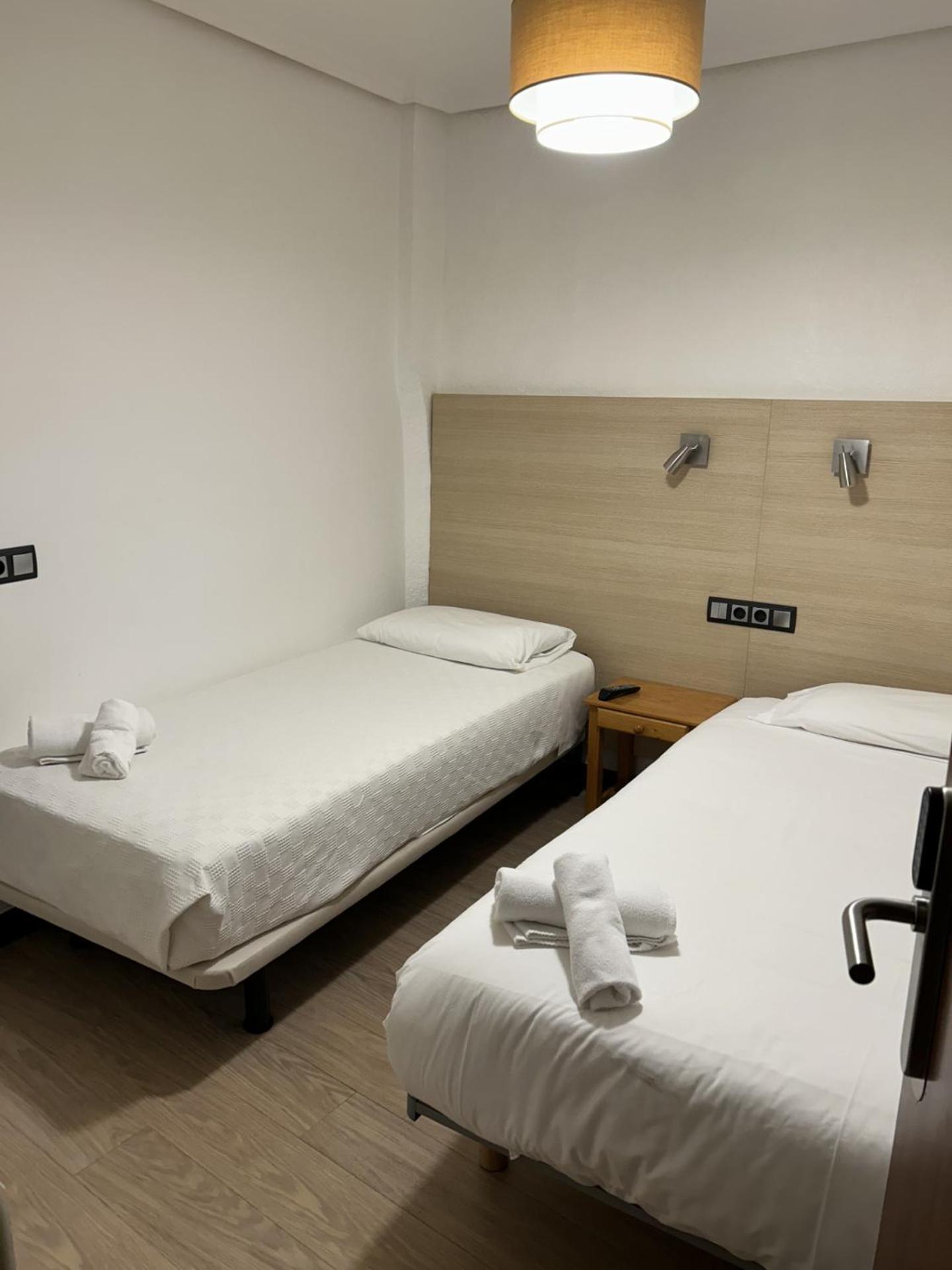 TWIN 2 BEDS INSIDE SHARED BATHROOM & WINDOW TO THE HALLWAY