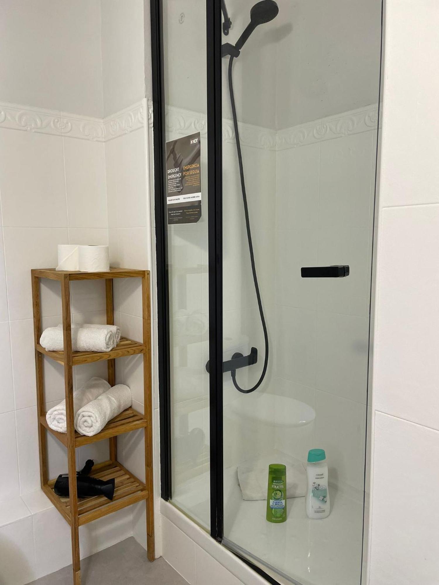 Standard Single Room Shower