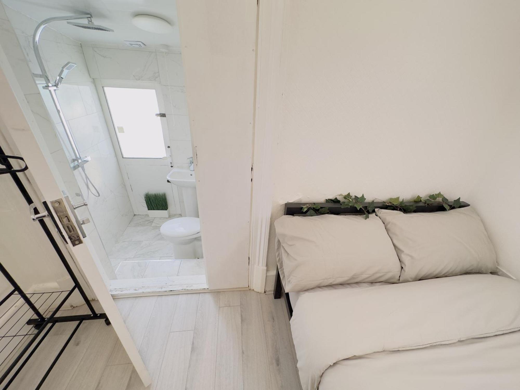 Double Room Private Bathroom