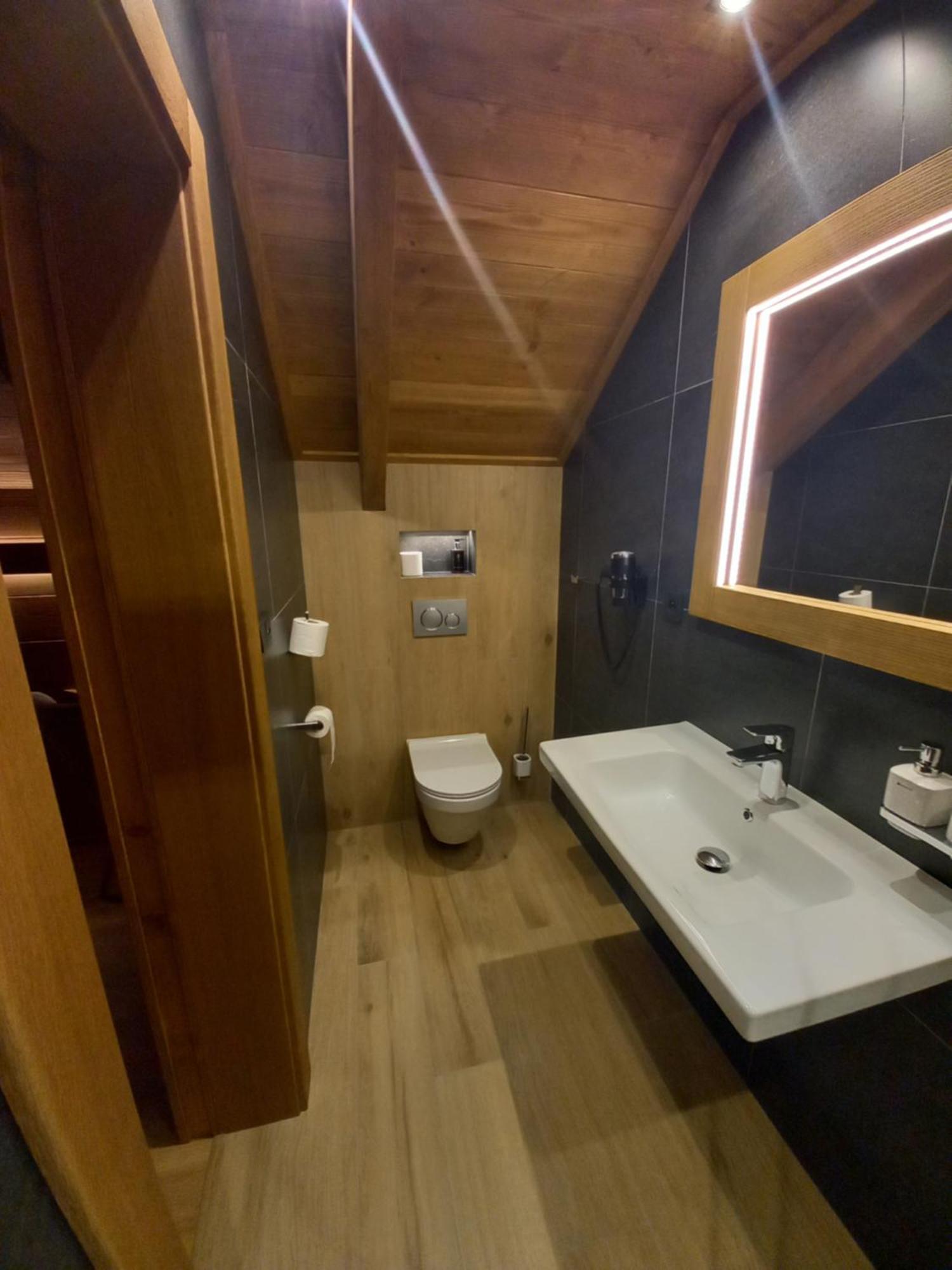 Deluxe Double Room with Extra Bed,1632253729:JPEG