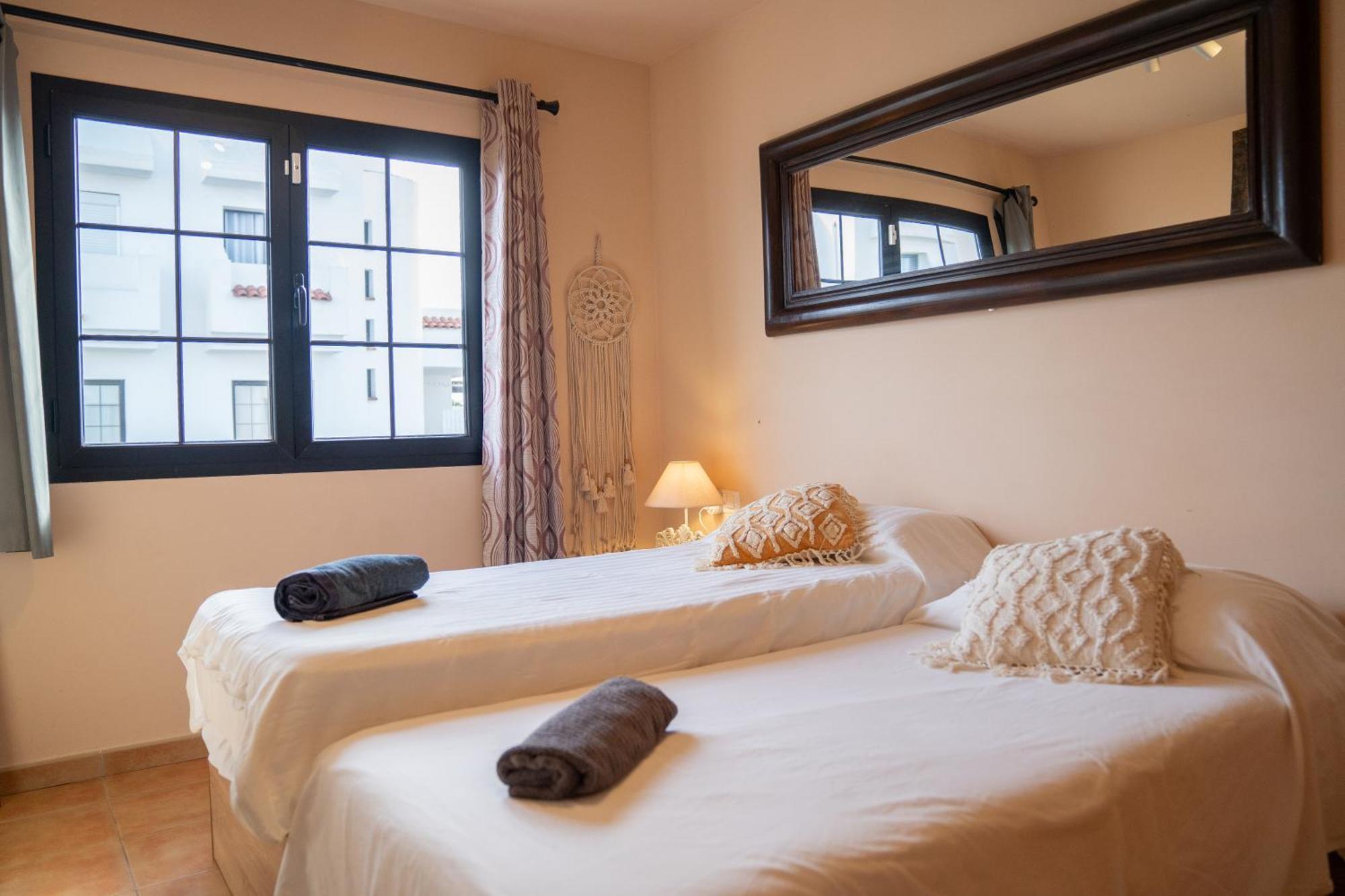 Twin Room,1632340823:JPEG