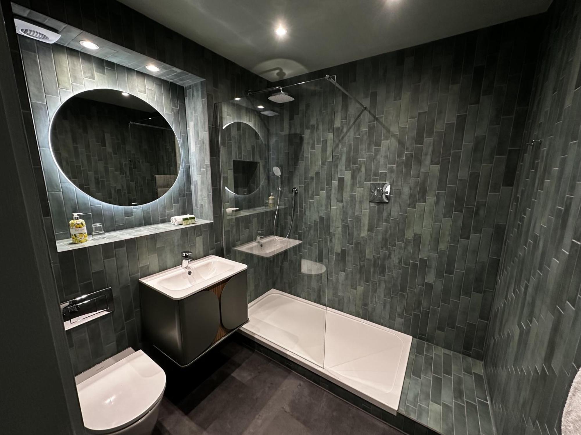 Habitación de lujo con baño - 1 cama extragrande con dosel