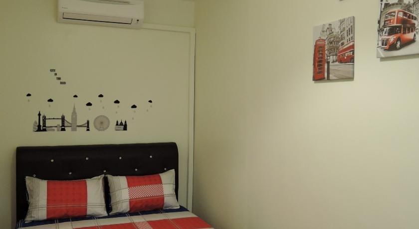 Queen Room with Shared Bathroom