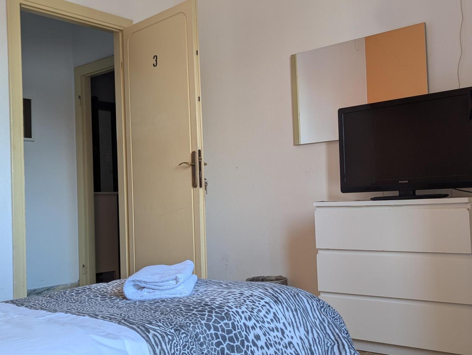 Single Room Private External Bathroom