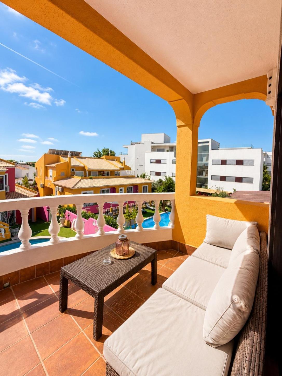 Apartment with Pool View