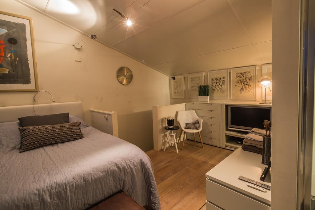 Deluxe Double Room Shower