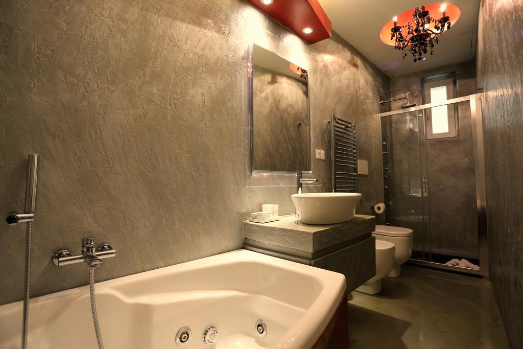 Junior Suite Spa Bath City View