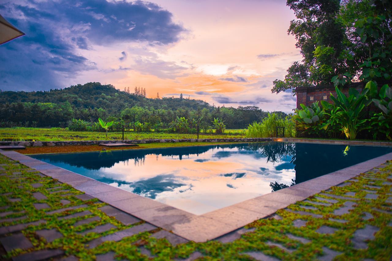 Villa with Garden View