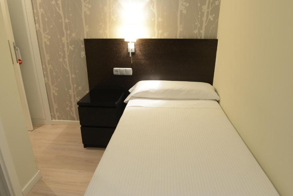 Small Single Room,186440256:JPEG