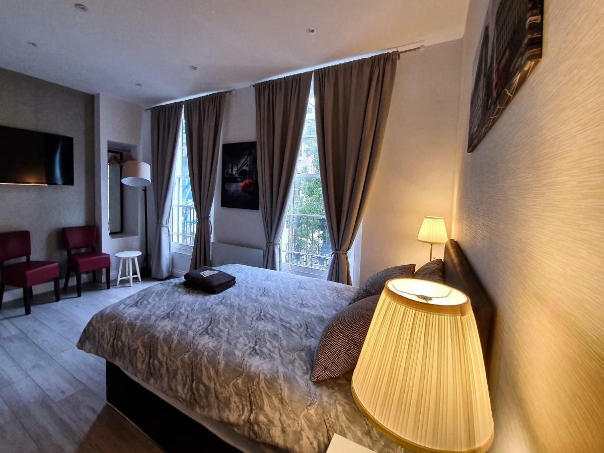 Deluxe Double Room Shower