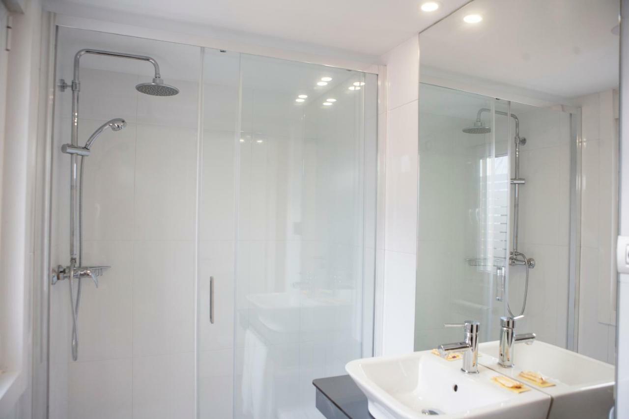 Triple Room Bathroom,874715405:JPEG