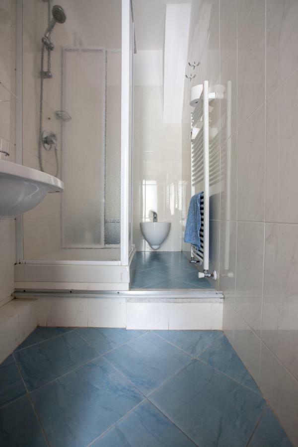 Habitación con cama grande y balcón