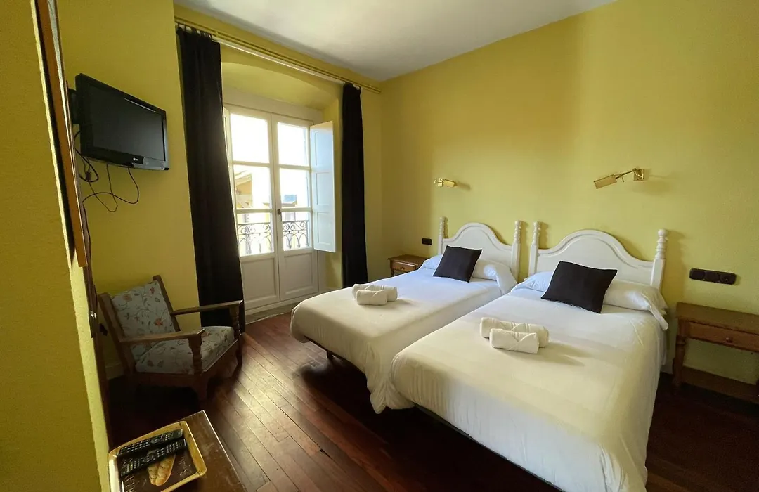Hostal Esmeralda-1