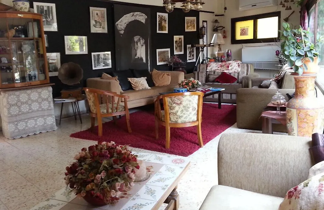 Safed Inn-1