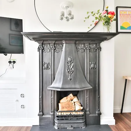 Stunning Cardiff Bay House-3