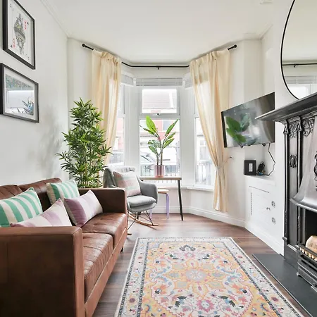 Stunning Cardiff Bay House-2