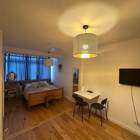 Cozy Rooms Near Central London-3