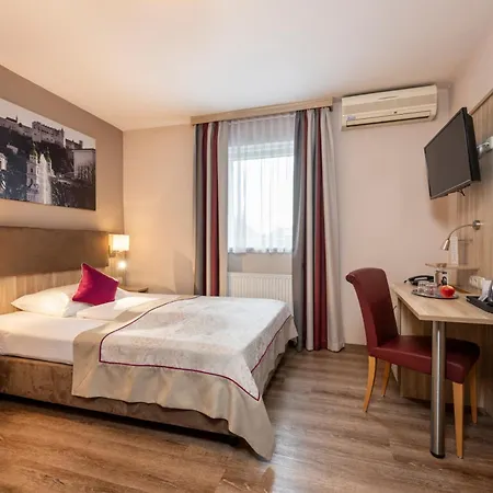 Hotel Junior By Max 70-3