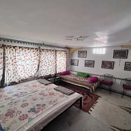 Nukkad Guest House Near Lake Pichola-3