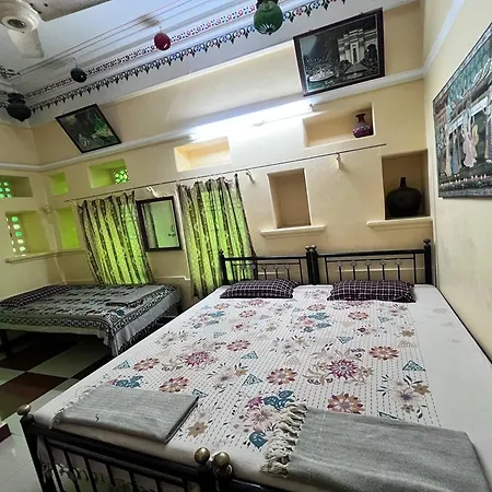 Nukkad Guest House Near Lake Pichola-3
