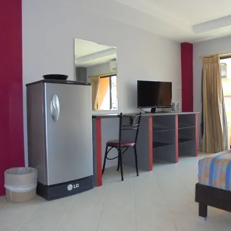Robin'S Nest Guesthouse & Restaurant-3
