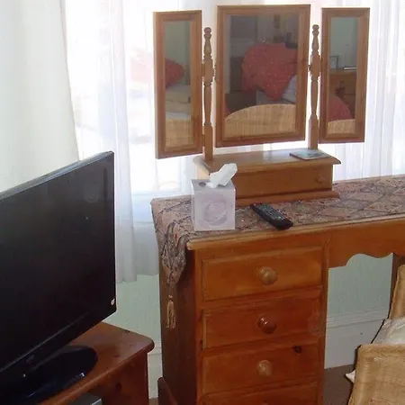 Harlequin Guest House With Parking-3