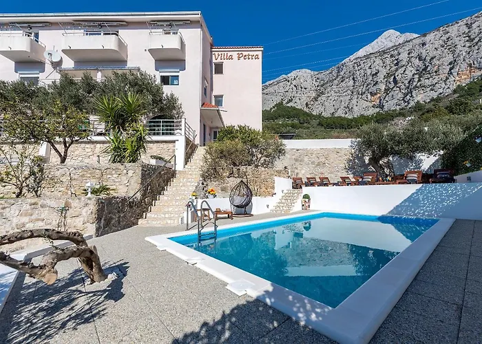 Hotel nahe College: Villa Petra Apartment With Private Pool