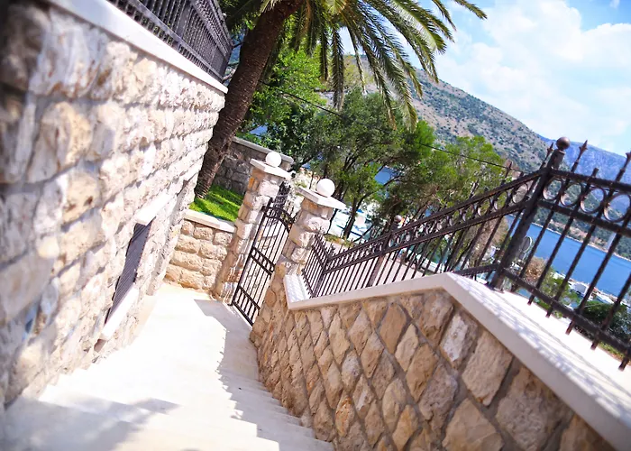 Your Cabin rentals City Beach With Pool And Sea View