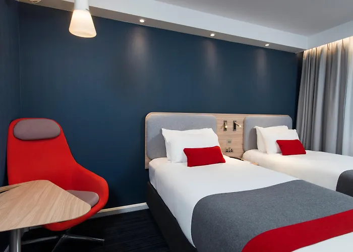 Hotel near College: Holiday Inn Express London Luton Airport By Ihg