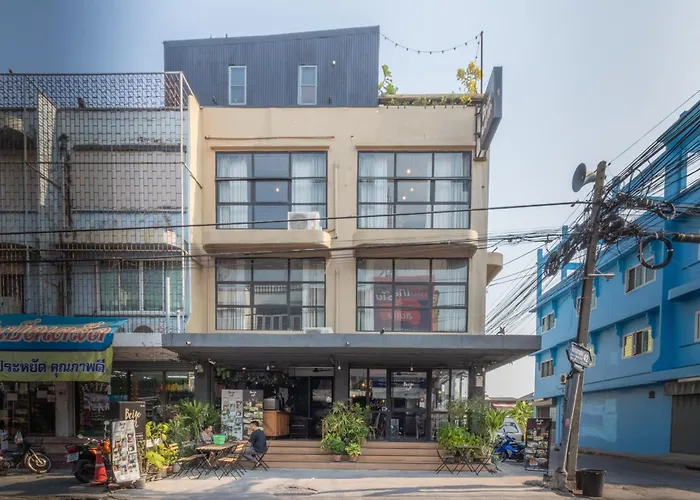 Hostel: Beige Poshtels + Netflix