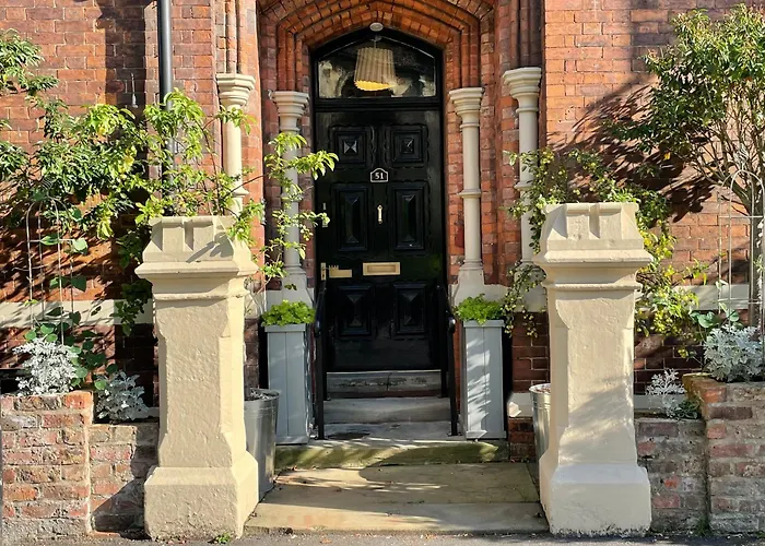 Villa: City Centre Luxury Holiday House With Outdoor Bath And Parking